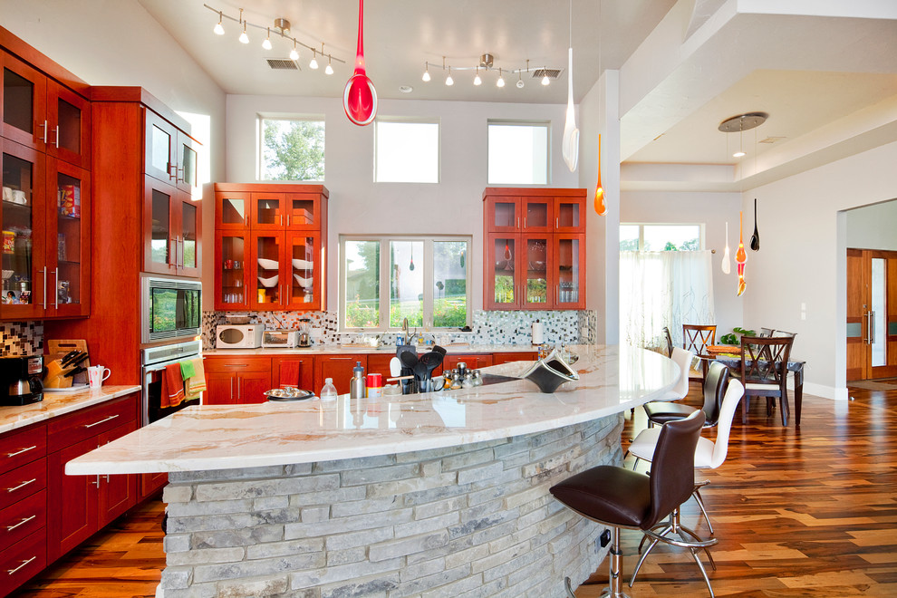 Immagine di una cucina contemporanea con ante di vetro, ante in legno scuro e paraspruzzi multicolore