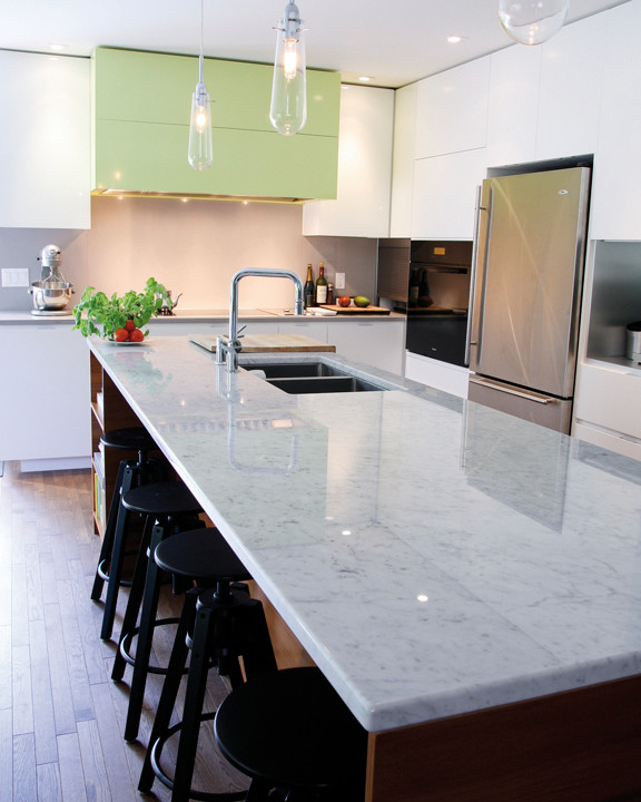 Example of a minimalist kitchen design in Montreal