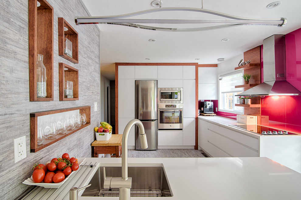 Idéer för att renovera ett funkis vit vitt u-kök, med vita skåp, bänkskiva i kvartsit, grått golv, en undermonterad diskho, släta luckor, rosa stänkskydd, glaspanel som stänkskydd, rostfria vitvaror och en halv köksö