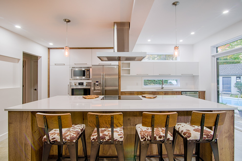 Moderne Küche mit flächenbündigen Schrankfronten, weißen Schränken, Quarzit-Arbeitsplatte, Kücheninsel und weißer Arbeitsplatte in Montreal
