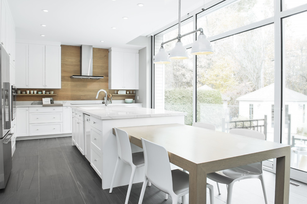 Inspiration för ett mellanstort funkis vit vitt kök, med en undermonterad diskho, luckor med infälld panel, gula skåp, marmorbänkskiva, brunt stänkskydd, stänkskydd i trä, rostfria vitvaror, klinkergolv i porslin, en köksö och grått golv