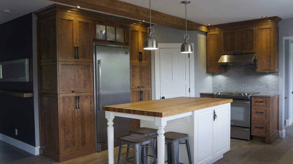 Esempio di una grande cucina chic con top in quarzite, paraspruzzi grigio, paraspruzzi in lastra di pietra e pavimento in legno massello medio