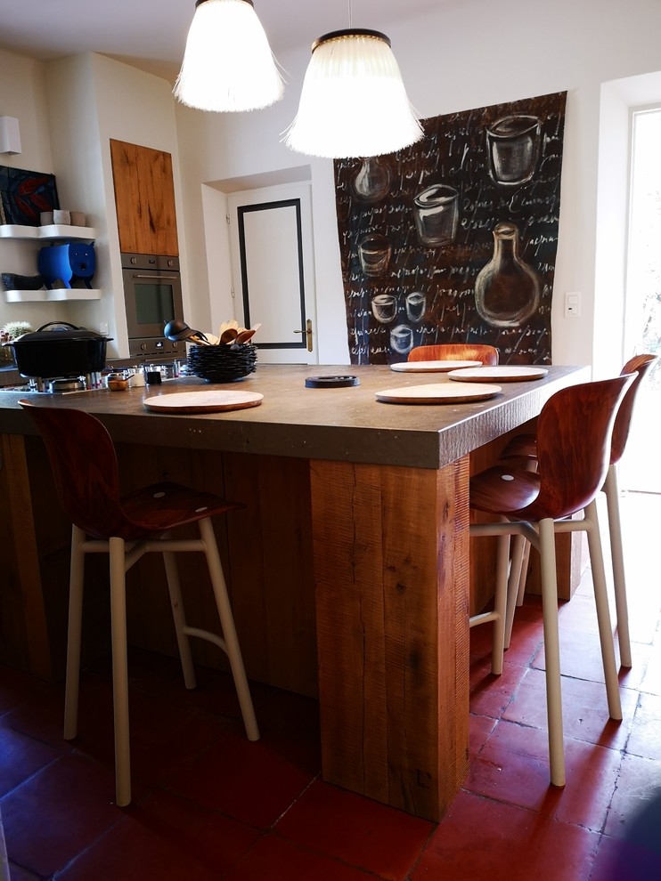 Immagine di una piccola cucina country con lavello integrato, ante in legno chiaro, top in granito, elettrodomestici in acciaio inossidabile, pavimento in terracotta, pavimento rosa e top grigio