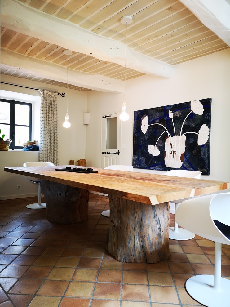 Foto di una piccola cucina country con lavello integrato, ante in legno chiaro, top in granito, elettrodomestici in acciaio inossidabile, pavimento in terracotta, pavimento rosa e top grigio