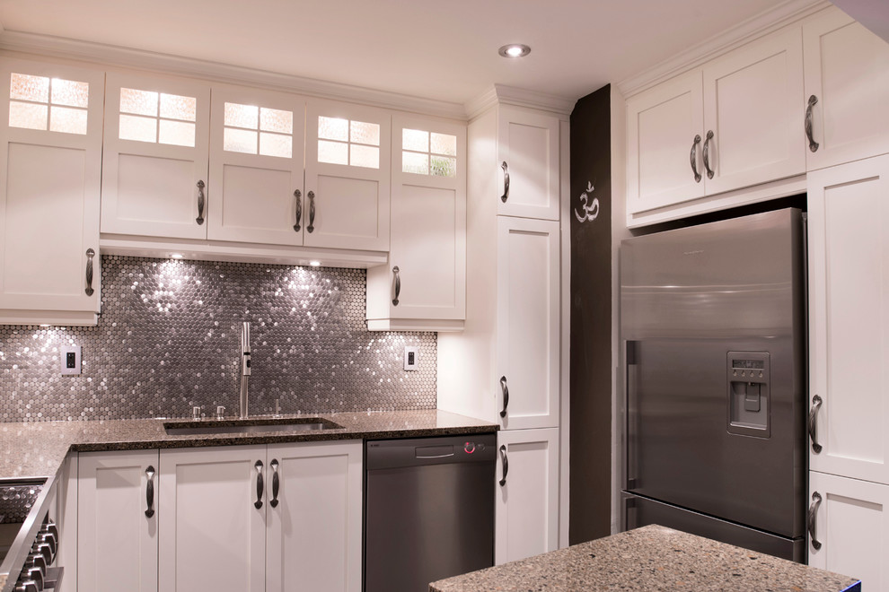 Exempel på ett litet amerikanskt kök, med en undermonterad diskho, skåp i shakerstil, vita skåp, bänkskiva i kvarts, stänkskydd med metallisk yta, stänkskydd i metallkakel, rostfria vitvaror, klinkergolv i porslin och en köksö