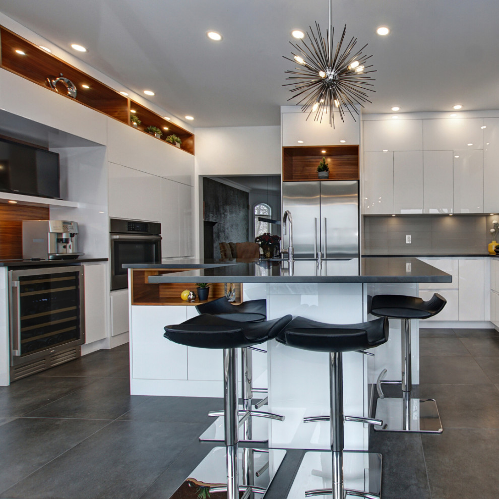 This is an example of a modern kitchen in Montreal.