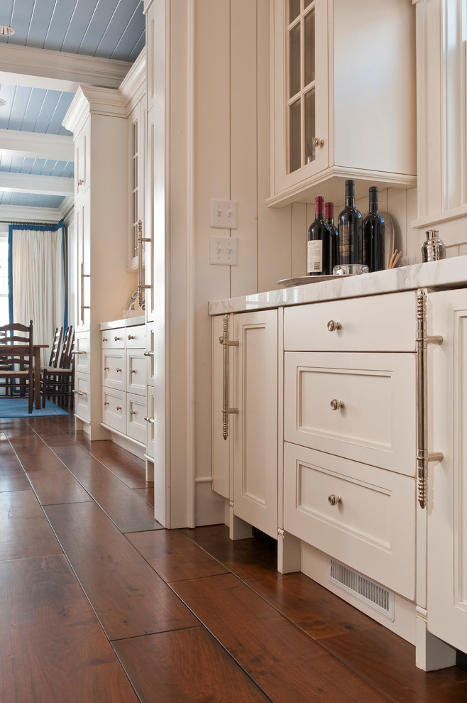 インディアナポリスにあるトラディショナルスタイルのおしゃれなキッチン (ダブルシンク、落し込みパネル扉のキャビネット、白いキャビネット、白いキッチンパネル、シルバーの調理設備、濃色無垢フローリング、茶色い床) の写真