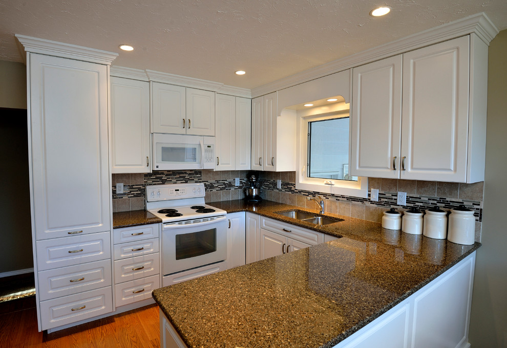 Cumberland Traditional Kitchen Calgary by Complete Kitchen