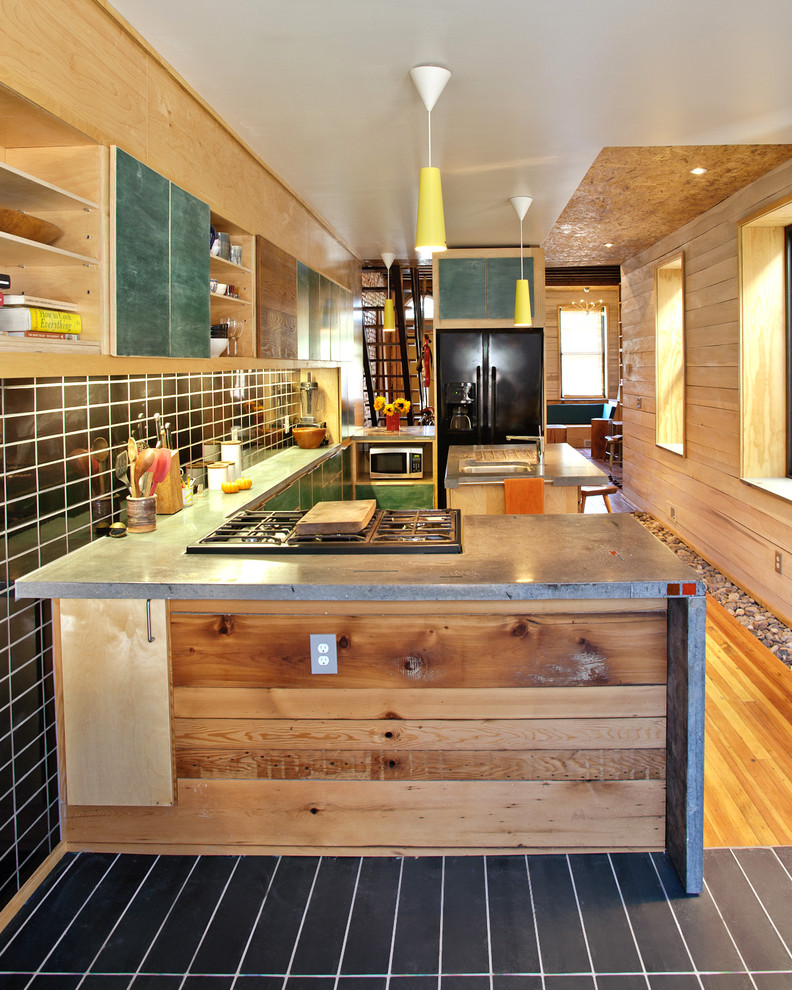 Stilmix Küche in U-Form mit offenen Schränken, hellen Holzschränken, Betonarbeitsplatte, Küchenrückwand in Schwarz und schwarzen Elektrogeräten in Philadelphia