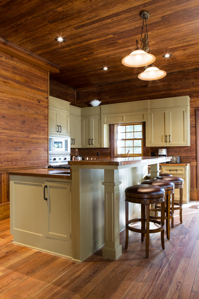 Foto de cocina rural de obra con armarios estilo shaker y puertas de armario verdes