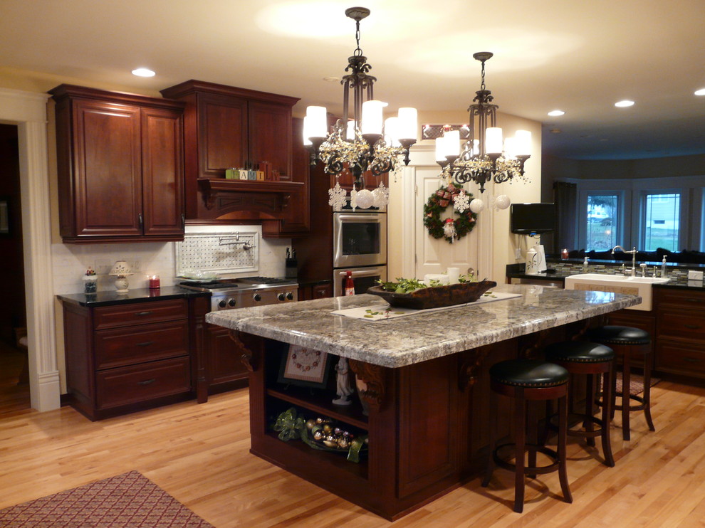Inspiration for a classic kitchen in Cedar Rapids.