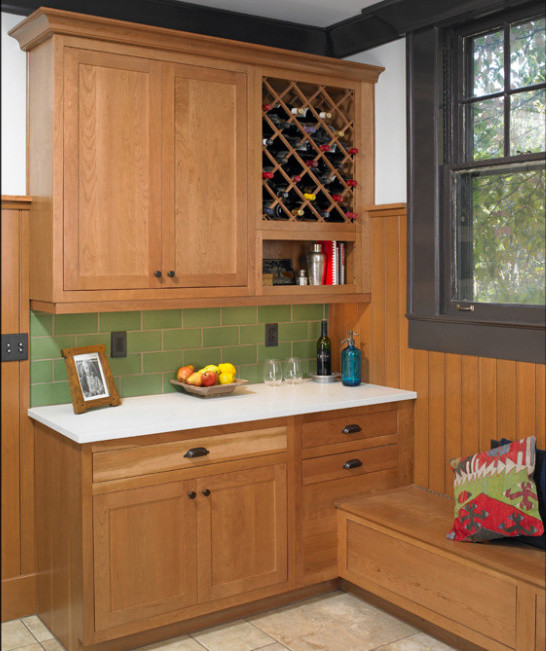 Inredning av ett amerikanskt avskilt, litet flerfärgad linjärt flerfärgat kök, med en undermonterad diskho, skåp i shakerstil, skåp i mellenmörkt trä, granitbänkskiva, grönt stänkskydd, stänkskydd i keramik, vita vitvaror och en köksö