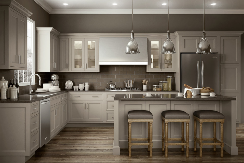Bild på ett mellanstort funkis grå grått l-kök, med en undermonterad diskho, luckor med infälld panel, grå skåp, bänkskiva i kvarts, grått stänkskydd, stänkskydd i porslinskakel, rostfria vitvaror, mellanmörkt trägolv, en köksö och brunt golv