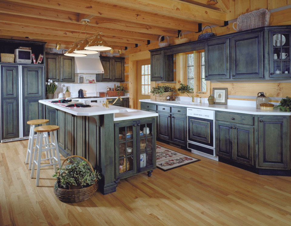 Idéer för mellanstora rustika vitt kök, med en undermonterad diskho, luckor med upphöjd panel, skåp i slitet trä, bänkskiva i kvarts, integrerade vitvaror, ljust trägolv, en köksö och beiget golv