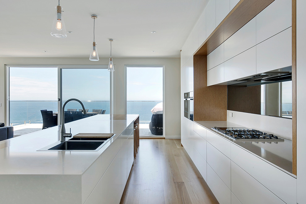 Offene Moderne Küche mit flächenbündigen Schrankfronten, Quarzwerkstein-Arbeitsplatte und Kücheninsel in Sydney
