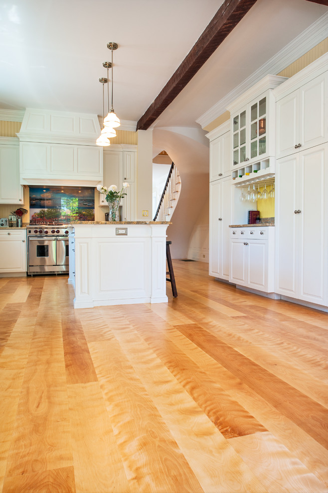 Große Klassische Wohnküche in L-Form mit profilierten Schrankfronten, weißen Schränken, Marmor-Arbeitsplatte, Küchenrückwand in Gelb, Küchengeräten aus Edelstahl, braunem Holzboden und Kücheninsel in Boston