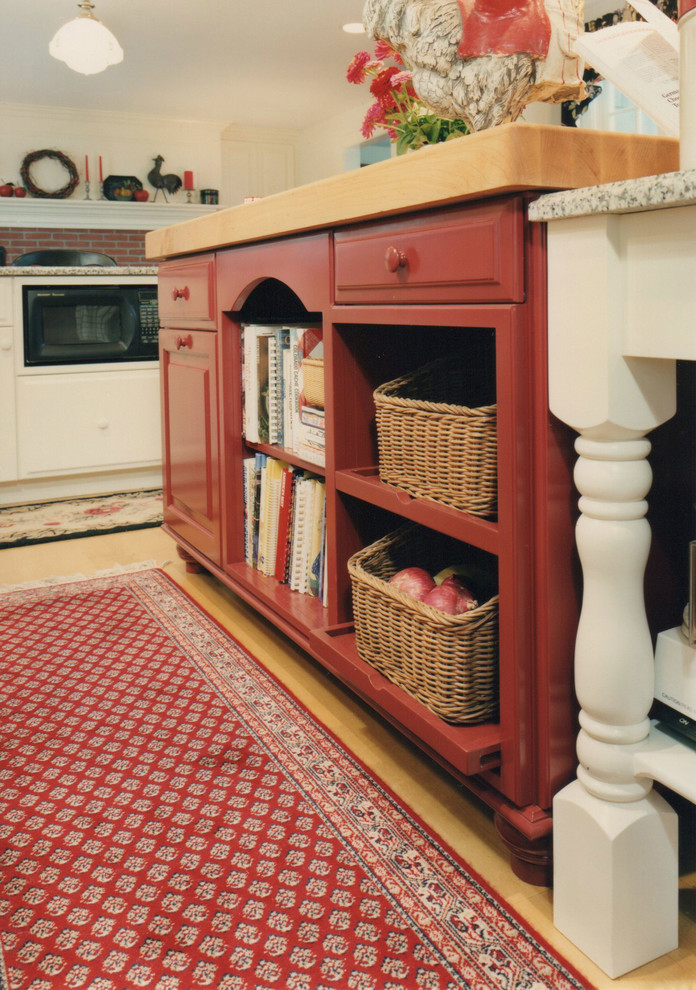 ボストンにあるお手頃価格の広いカントリー風のおしゃれなキッチン (オープンシェルフ、赤いキャビネット、木材カウンター、淡色無垢フローリング) の写真