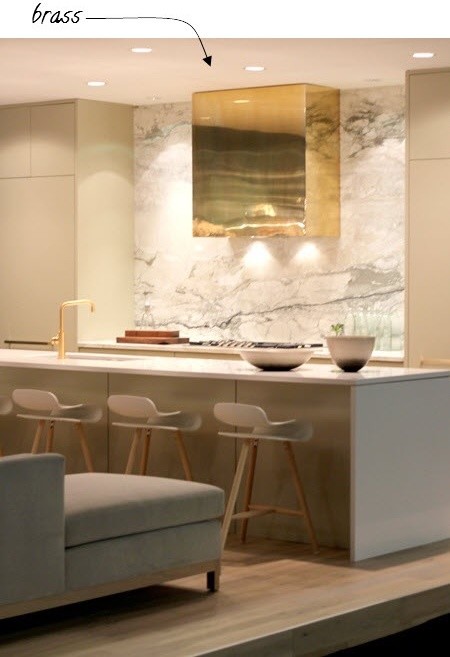 Moderne Küche mit flächenbündigen Schrankfronten, Quarzit-Arbeitsplatte, Küchenrückwand in Weiß, Rückwand aus Stein, hellem Holzboden und Kücheninsel in Los Angeles