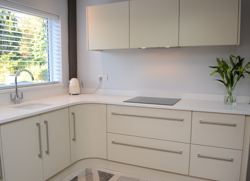 Foto di una cucina ad ambiente unico design di medie dimensioni con ante lisce e elettrodomestici in acciaio inossidabile