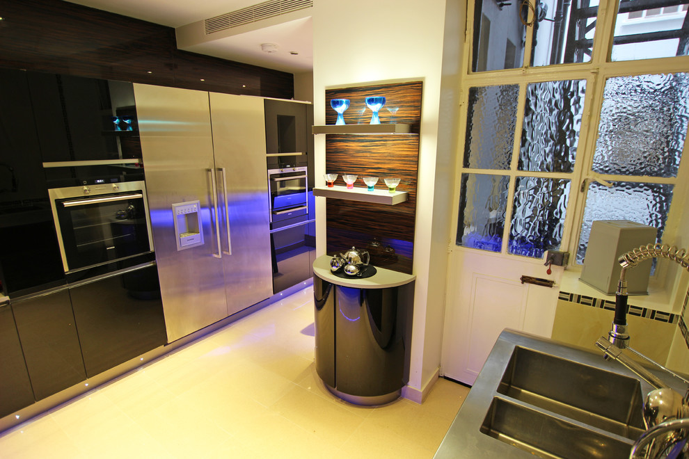 Große Moderne Küche mit dunklen Holzschränken in London