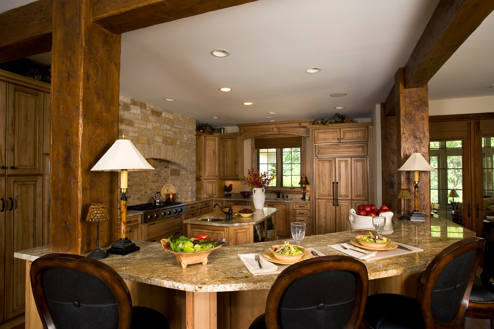 Foto di un'ampia cucina stile rurale con ante con bugna sagomata, ante con finitura invecchiata, top in granito e elettrodomestici da incasso