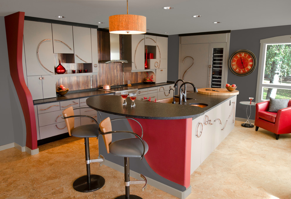 Exempel på ett stort modernt kök, med grå skåp, en rustik diskho, släta luckor, integrerade vitvaror, bänkskiva i kvarts, stänkskydd med metallisk yta, stänkskydd i metallkakel, korkgolv och en köksö