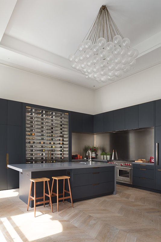 Foto di un'ampia cucina contemporanea con lavello sottopiano, ante di vetro, ante grigie, top in superficie solida, parquet chiaro, pavimento marrone e top grigio