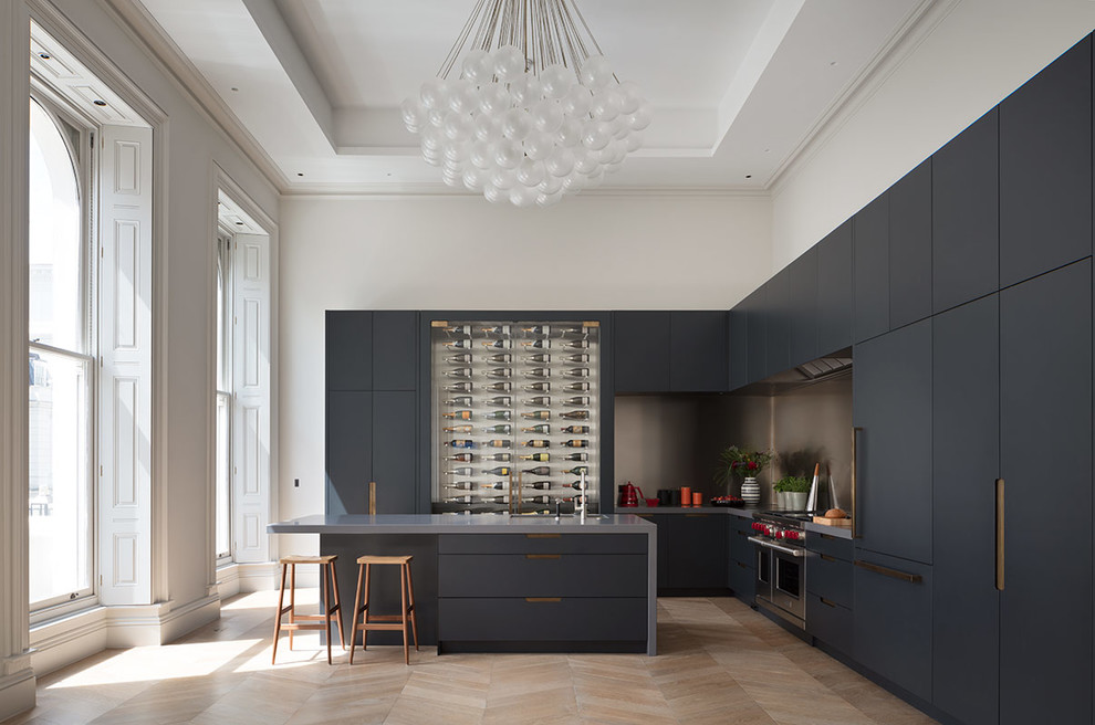 Esempio di un'ampia cucina contemporanea con lavello sottopiano, ante di vetro, ante grigie, top in superficie solida, parquet chiaro, pavimento marrone e top grigio