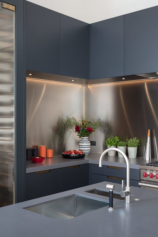 Foto di un'ampia cucina design con lavello sottopiano, ante di vetro, ante grigie, top in superficie solida, parquet chiaro, pavimento marrone e top grigio