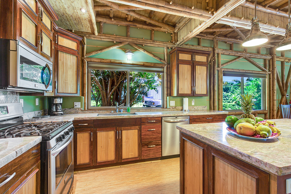 Источник вдохновения для домашнего уюта: угловая кухня-гостиная в морском стиле с техникой из нержавеющей стали, полом из бамбука, островом, врезной мойкой, фасадами в стиле шейкер и темными деревянными фасадами
