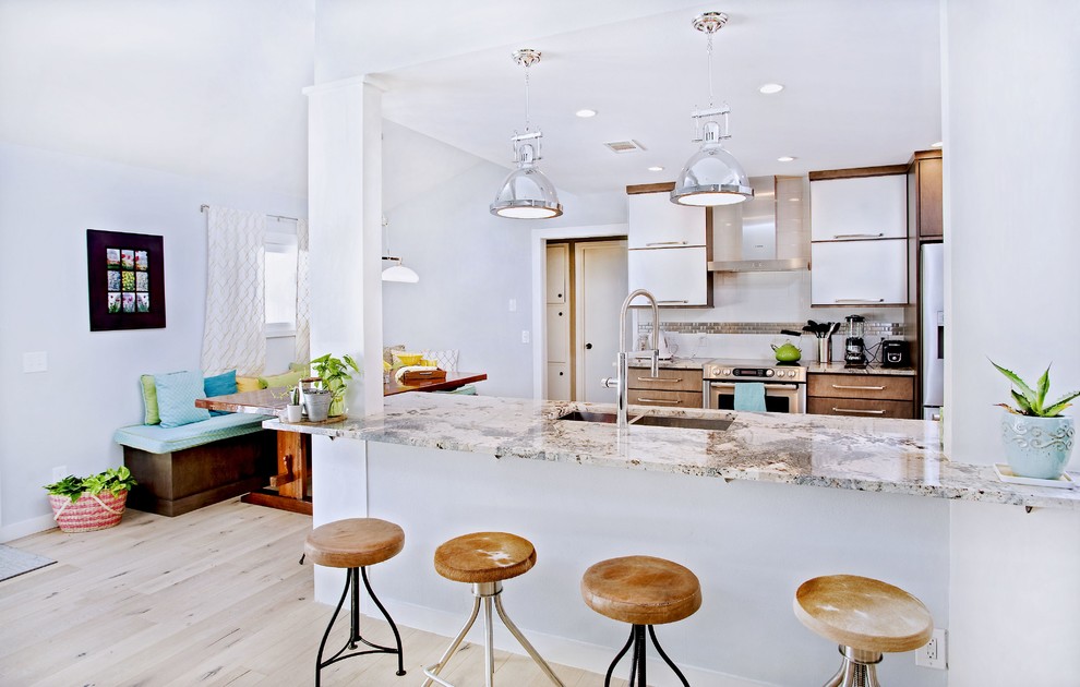 Cette photo montre une cuisine tendance avec un plan de travail en granite.