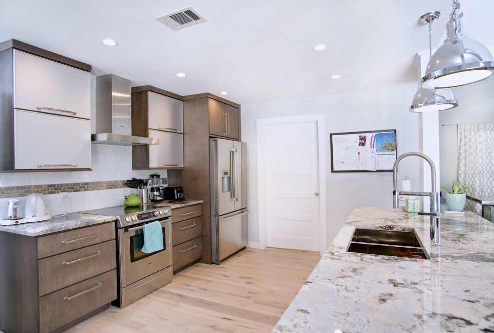 Moderne Küche mit Granit-Arbeitsplatte und Doppelwaschbecken in Austin