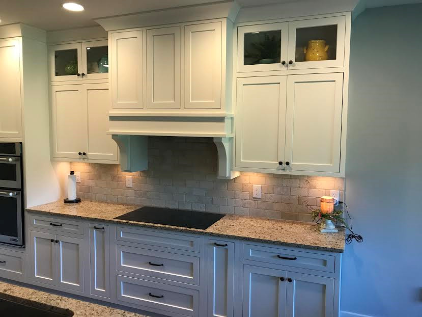 https://st.hzcdn.com/simgs/pictures/kitchens/custom-amish-and-kraftmaid-cabinetry-antique-white-and-dark-walnut-concepts-the-cabinet-shop-img~b741aae609550531_9-4362-1-c834837.jpg