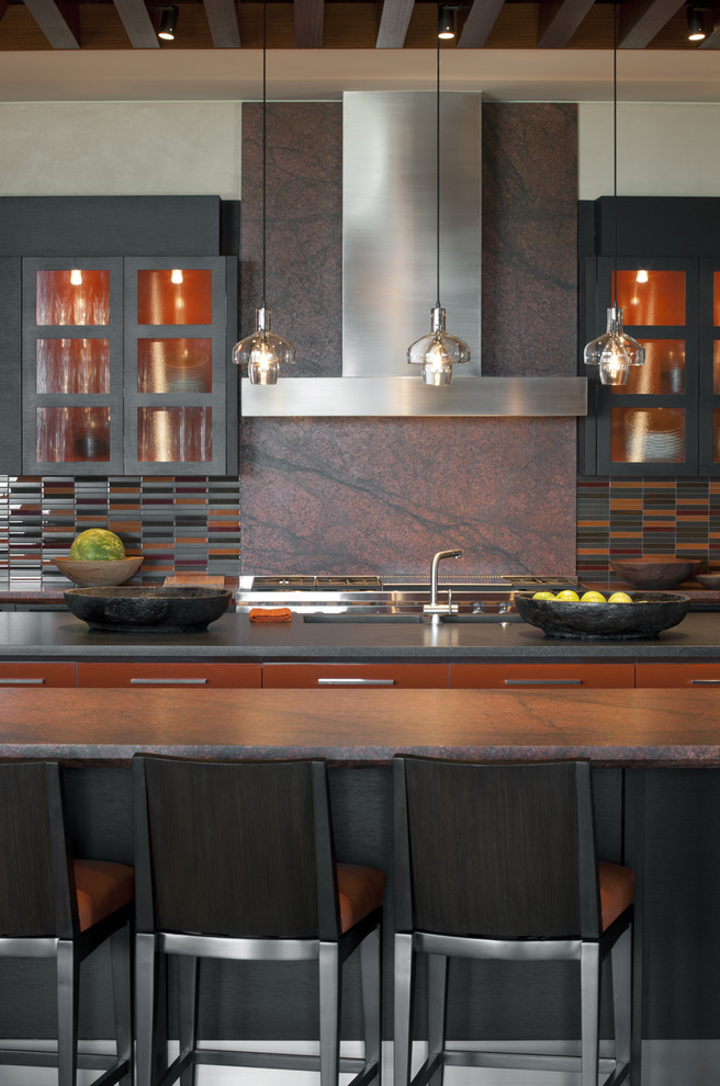 Ejemplo de cocina de estilo americano con armarios tipo vitrina, electrodomésticos de acero inoxidable y barras de cocina