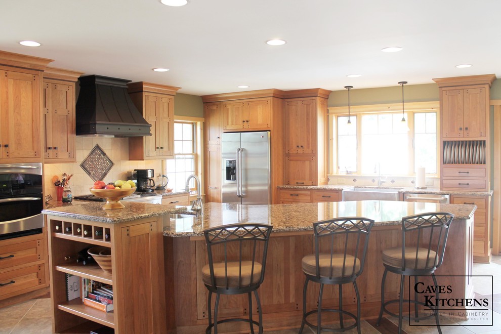 Bild på ett stort amerikanskt kök, med en rustik diskho, luckor med infälld panel, skåp i mellenmörkt trä, rostfria vitvaror, granitbänkskiva, beige stänkskydd, stänkskydd i keramik, klinkergolv i keramik och en köksö