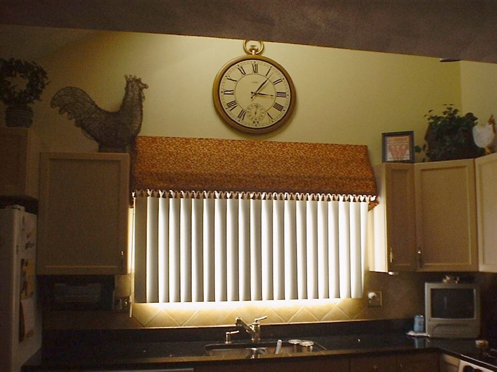 Custom Awning Valance in French Country Kitchen Klassisk Kök