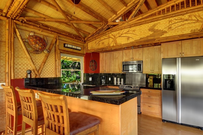 ハワイにあるトロピカルスタイルのおしゃれなキッチンの写真