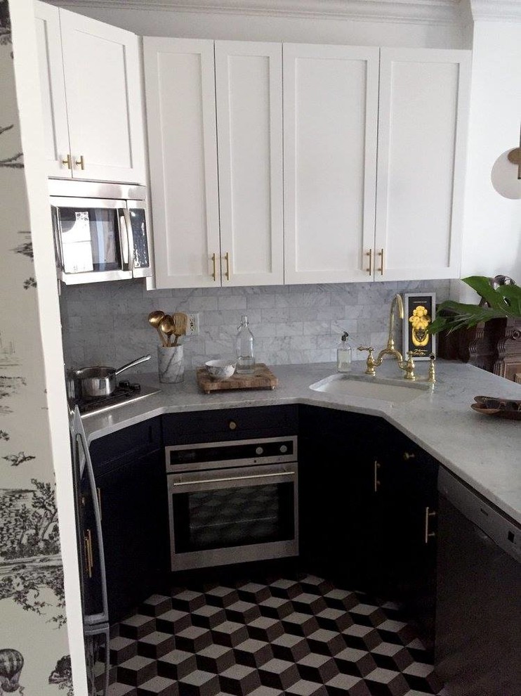 Foto di una piccola cucina contemporanea con lavello a vasca singola, ante con riquadro incassato, ante bianche, paraspruzzi grigio, elettrodomestici in acciaio inossidabile e pavimento multicolore