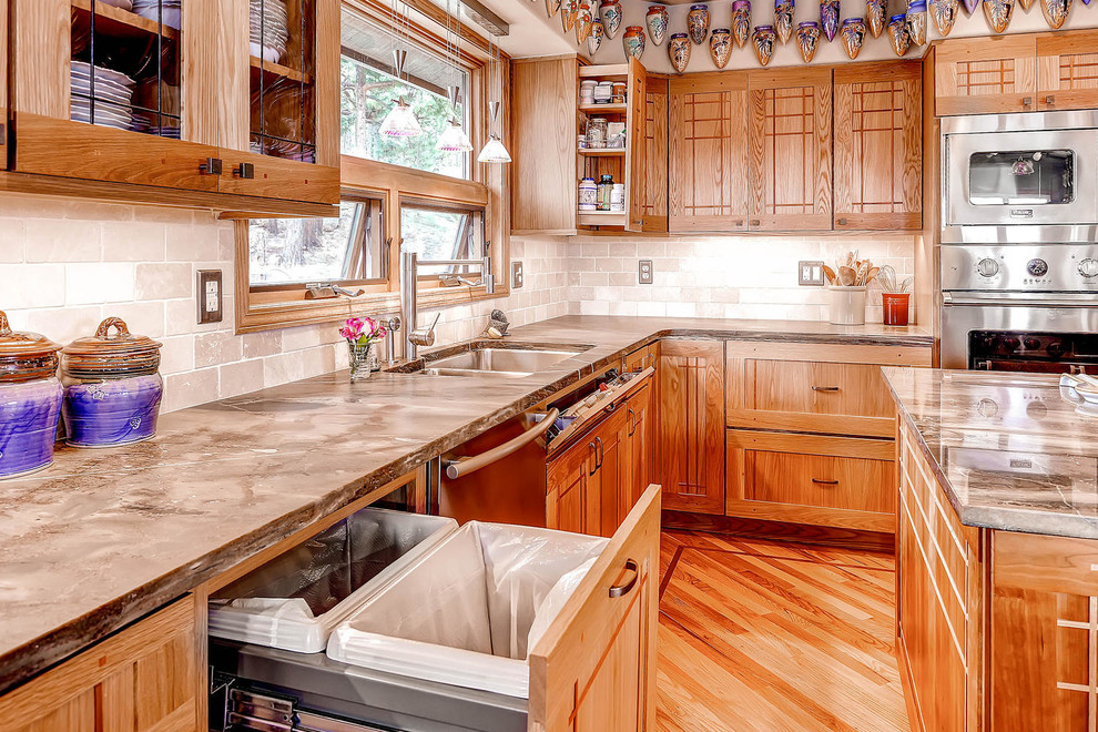 Foto på ett stort amerikanskt kök, med en undermonterad diskho, skåp i shakerstil, skåp i mellenmörkt trä, bänkskiva i kvarts, beige stänkskydd, stänkskydd i keramik, rostfria vitvaror, mellanmörkt trägolv och flera köksöar