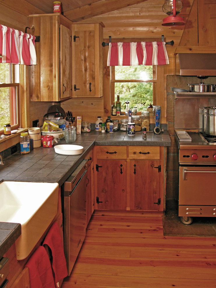 Exempel på ett rustikt kök, med en rustik diskho, skåp i shakerstil, skåp i mellenmörkt trä, kaklad bänkskiva, brunt stänkskydd, stänkskydd i trä, rostfria vitvaror och mellanmörkt trägolv