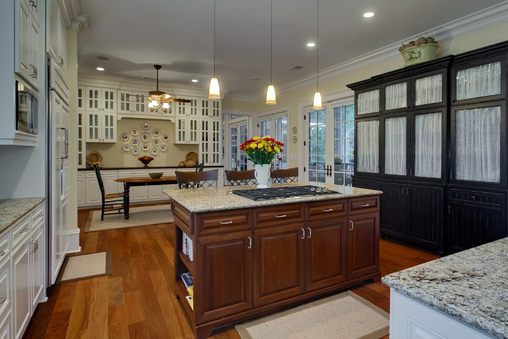Источник вдохновения для домашнего уюта: кухня в классическом стиле с обеденным столом, стеклянными фасадами и белыми фасадами
