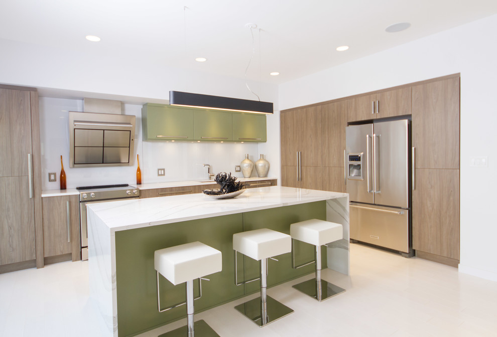 Exempel på ett mellanstort modernt vit vitt kök, med en undermonterad diskho, släta luckor, bruna skåp, marmorbänkskiva, vitt stänkskydd, glaspanel som stänkskydd, rostfria vitvaror, klinkergolv i porslin, en köksö och vitt golv