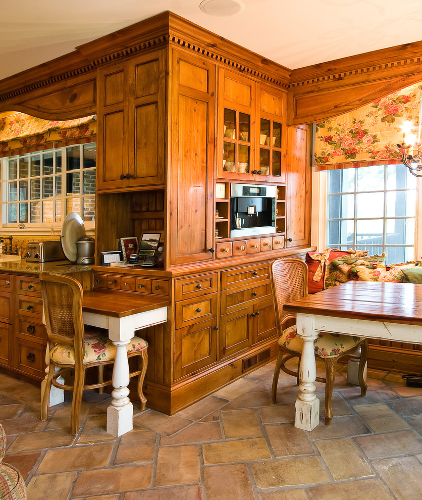 Свежая идея для дизайна: кухня в классическом стиле с фасадами с декоративным кантом и фасадами цвета дерева среднего тона - отличное фото интерьера
