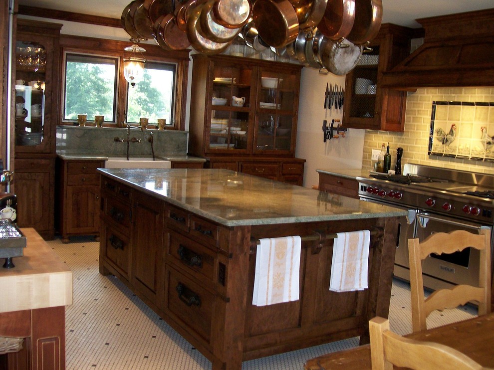Foto på ett mellanstort vintage kök, med en undermonterad diskho, luckor med infälld panel, skåp i mörkt trä, granitbänkskiva, grått stänkskydd, stänkskydd i sten, rostfria vitvaror, klinkergolv i porslin och en köksö