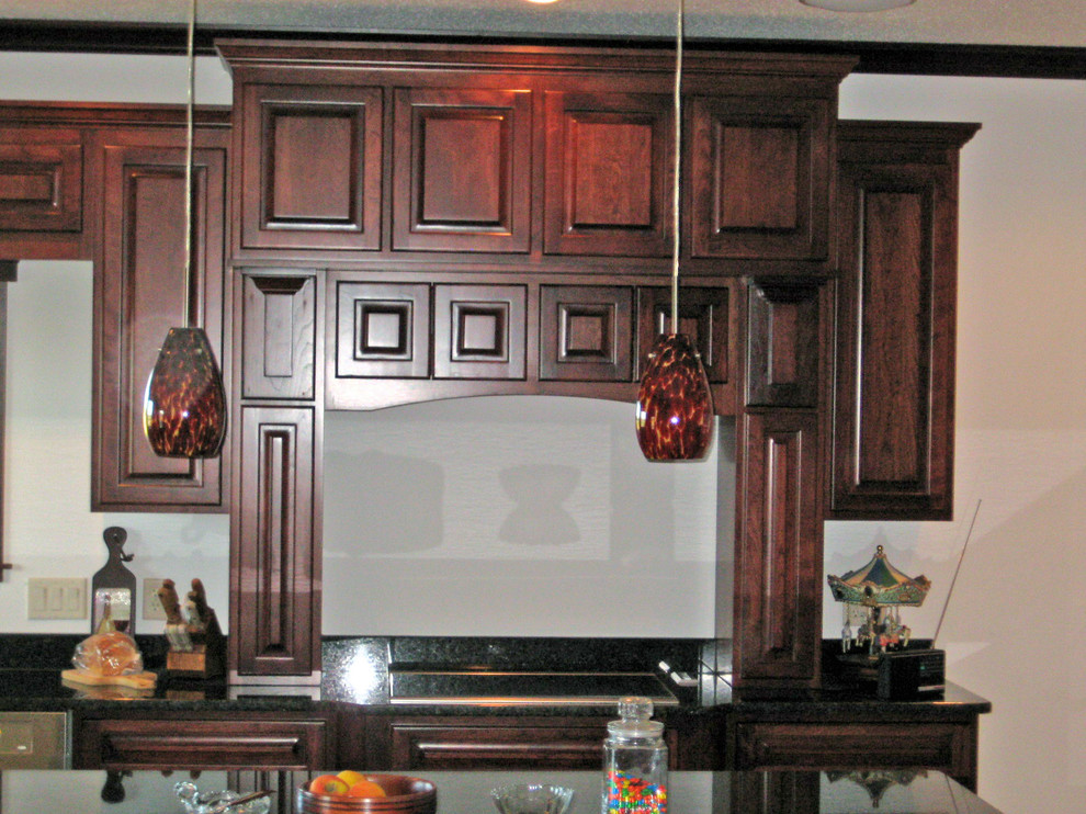 Foto de cocina clásica grande con puertas de armario de madera en tonos medios