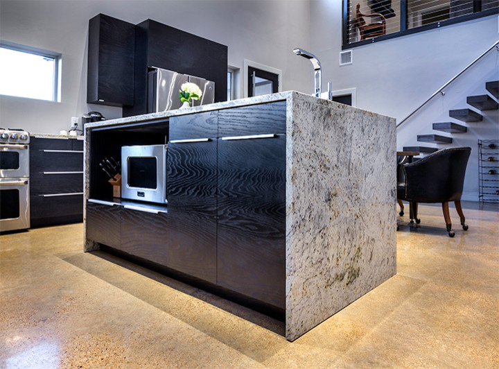 Foto di una cucina minimal di medie dimensioni con ante lisce, ante nere, top in granito e elettrodomestici in acciaio inossidabile