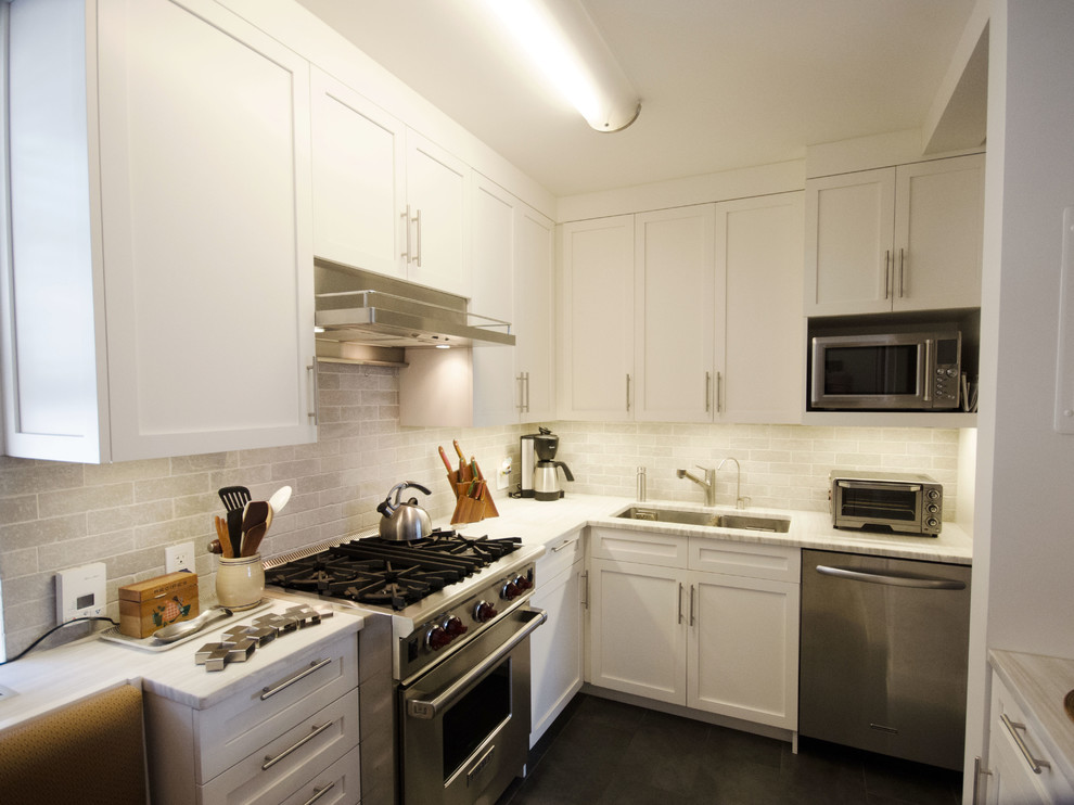 Inredning av ett modernt litet kök och matrum, med en dubbel diskho, skåp i shakerstil, vita skåp, marmorbänkskiva, flerfärgad stänkskydd, stänkskydd i stenkakel, rostfria vitvaror och klinkergolv i porslin