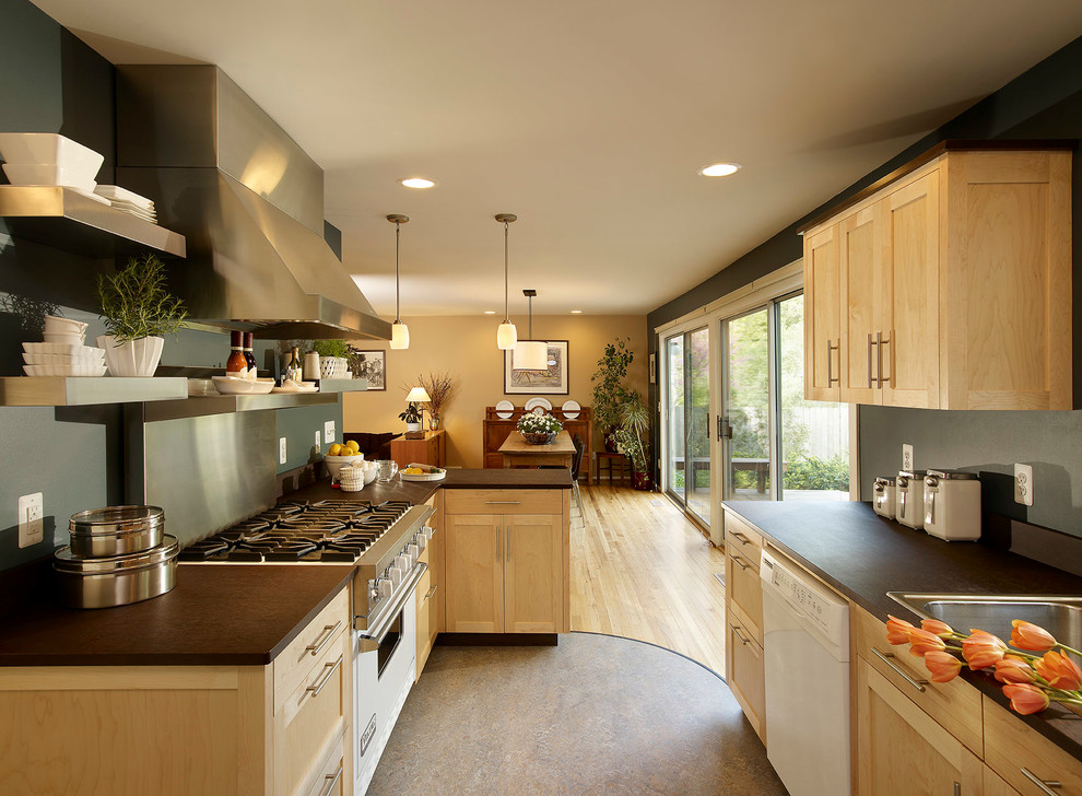 На фото: параллельная кухня в классическом стиле с белой техникой, накладной мойкой, фасадами в стиле шейкер и светлыми деревянными фасадами