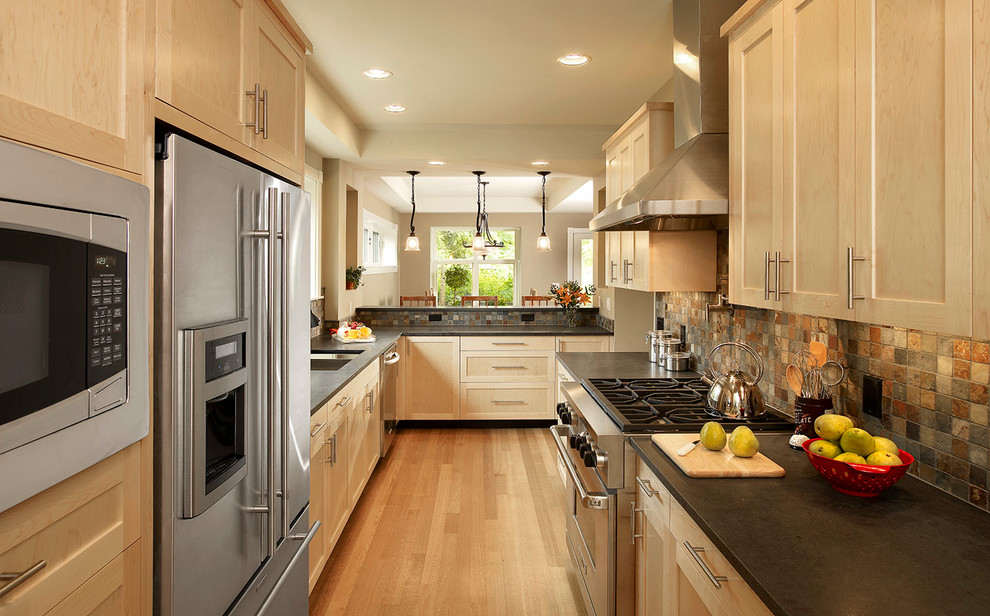 Moderne Küche mit Schrankfronten im Shaker-Stil, hellen Holzschränken, bunter Rückwand, Küchengeräten aus Edelstahl und Rückwand aus Schiefer in Detroit