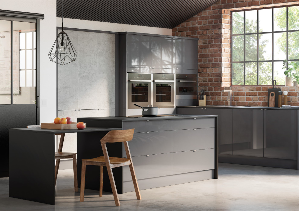 Cette image montre une cuisine américaine design avec des portes de placard grises, îlot et un plan de travail gris.